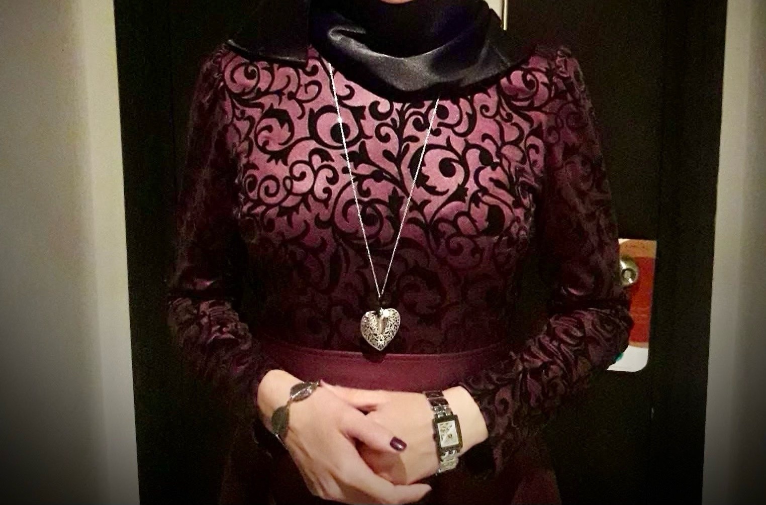 Robe longue élégante prune à motifs velours noir + écharpe satin