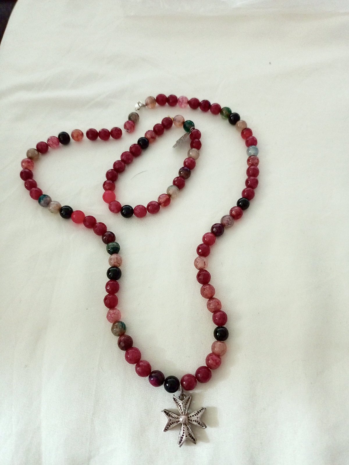 Collier bordeaux en pierres naturelles et son bracelet