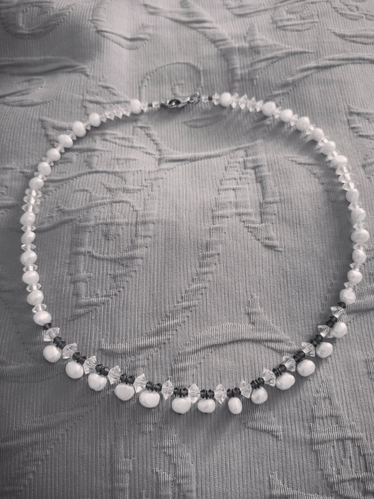 Collier tres fin perles d,eau douce et critaux