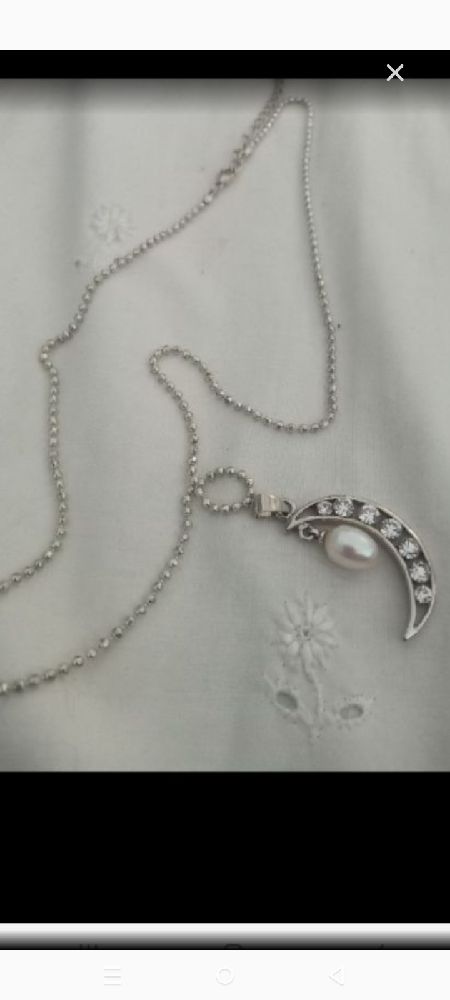 Tres joli collier avec croissant et perle de culture
