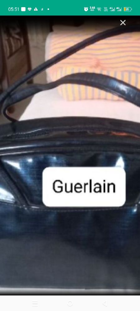 Sac vernis bleu tres beau