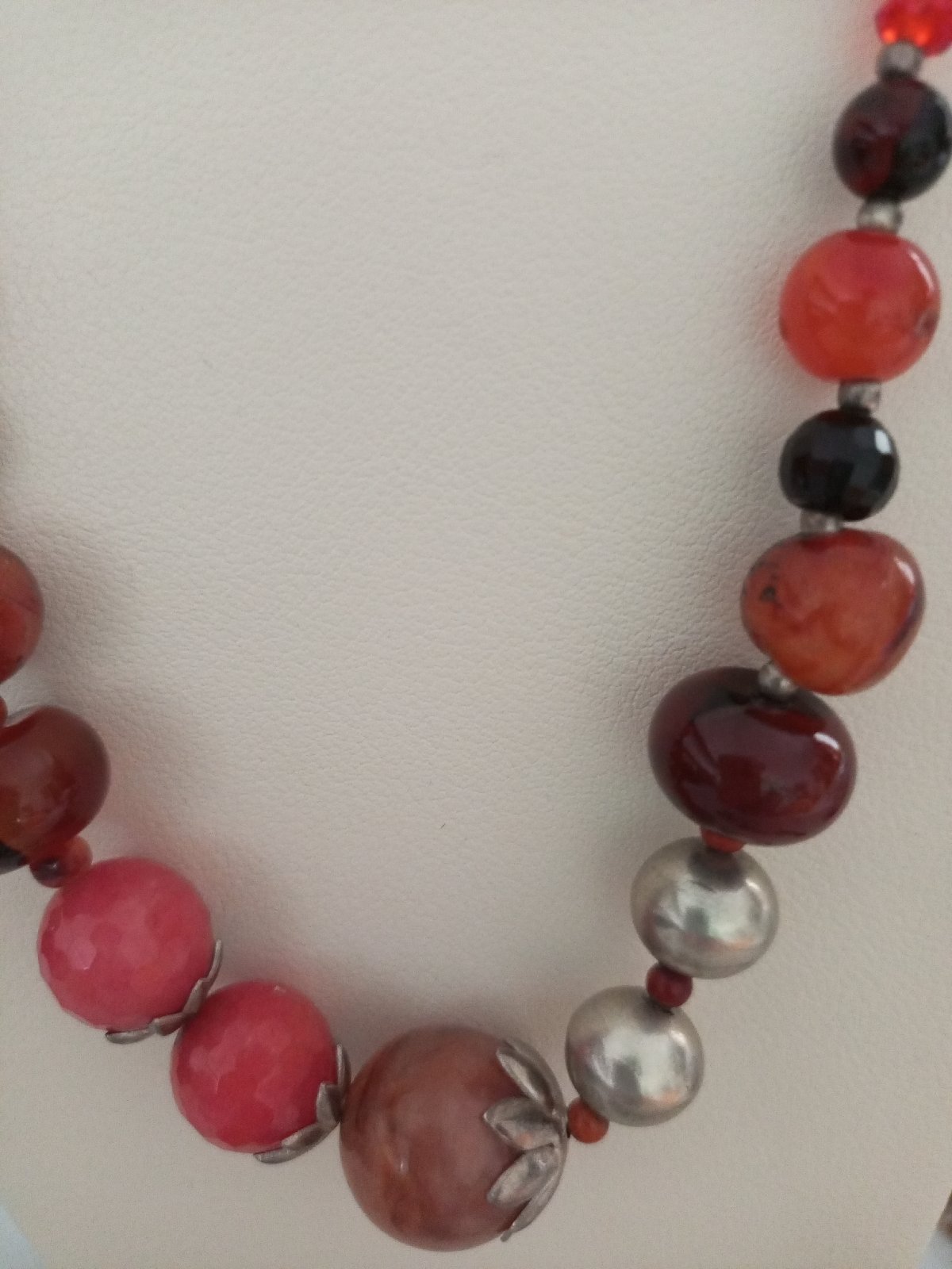 Collier aghates marrons et oranges avec perles et rihana en argent