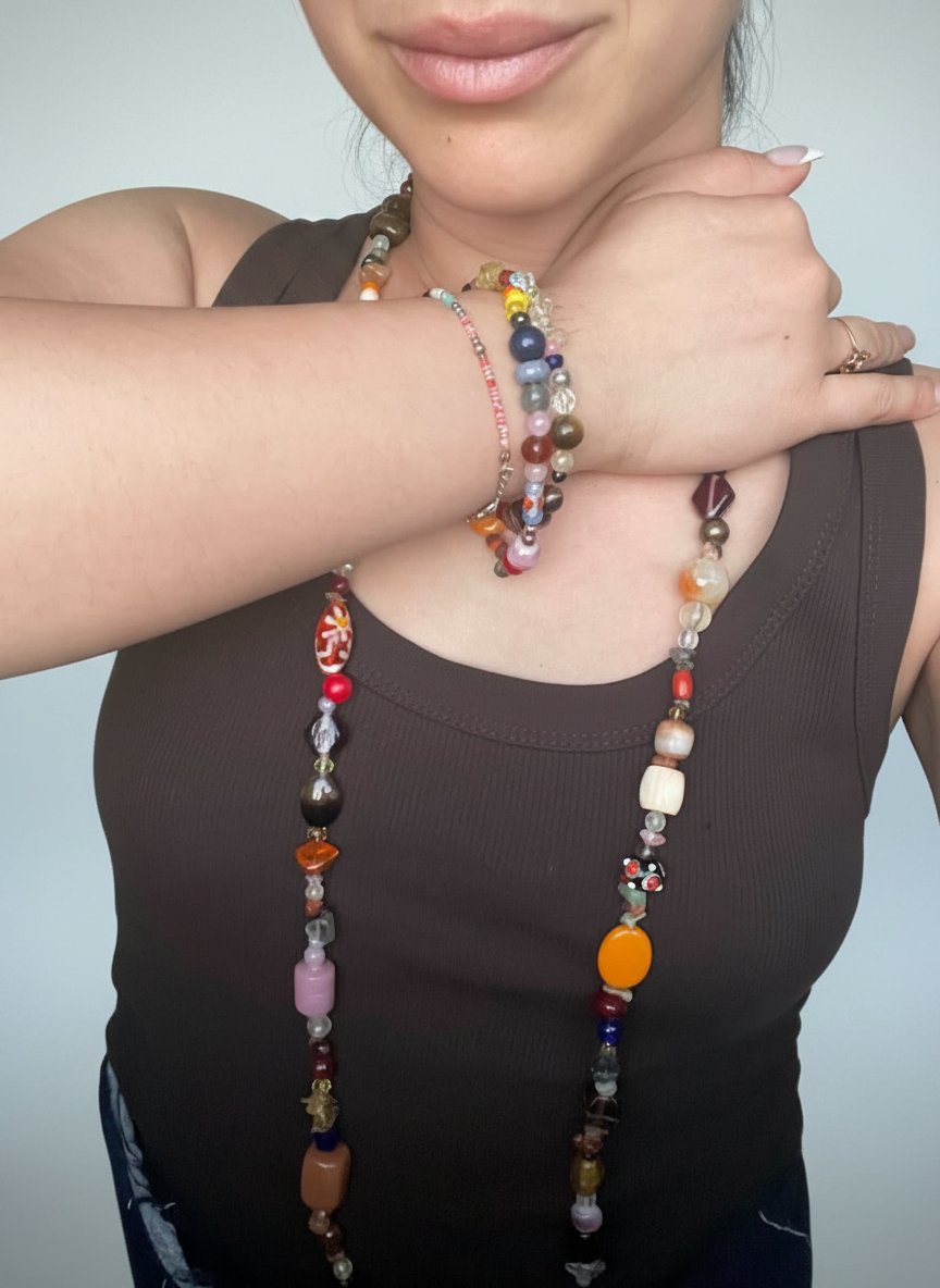 Tres long collier et son bracelet de toutes les couleurs
