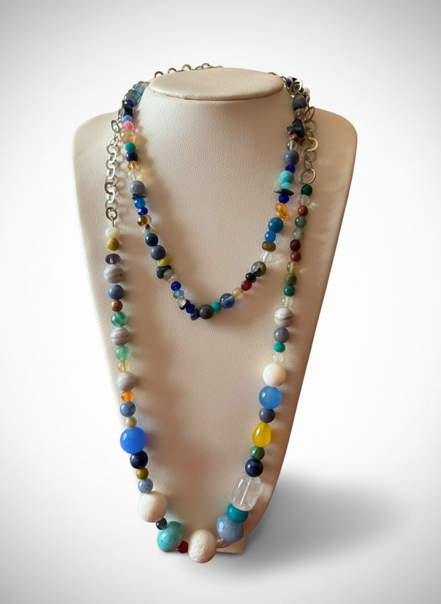 Tres long collier argent et pierres de toute les couleurs