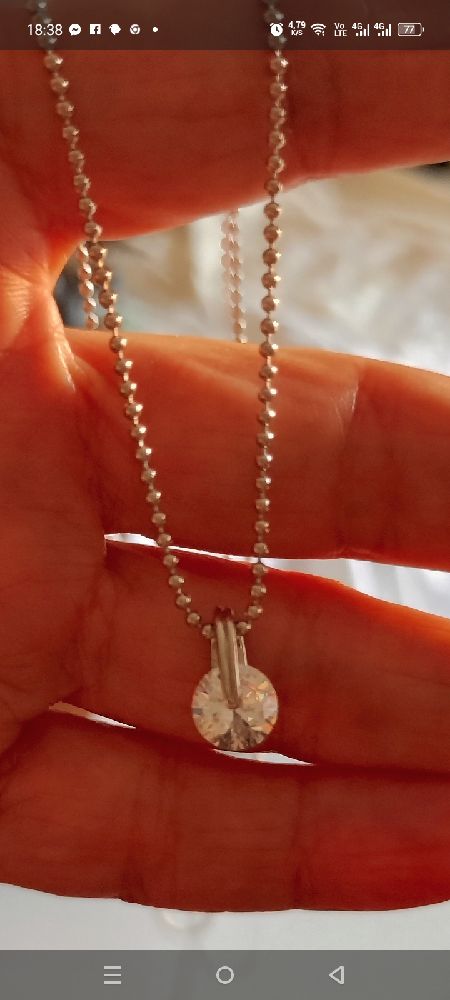 Collier tres fin avec un beau cristal
