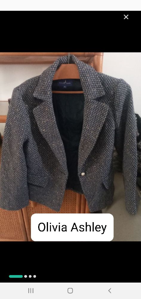 Veste courte tweed avec un fil qui tire sur le violet et un fil doré