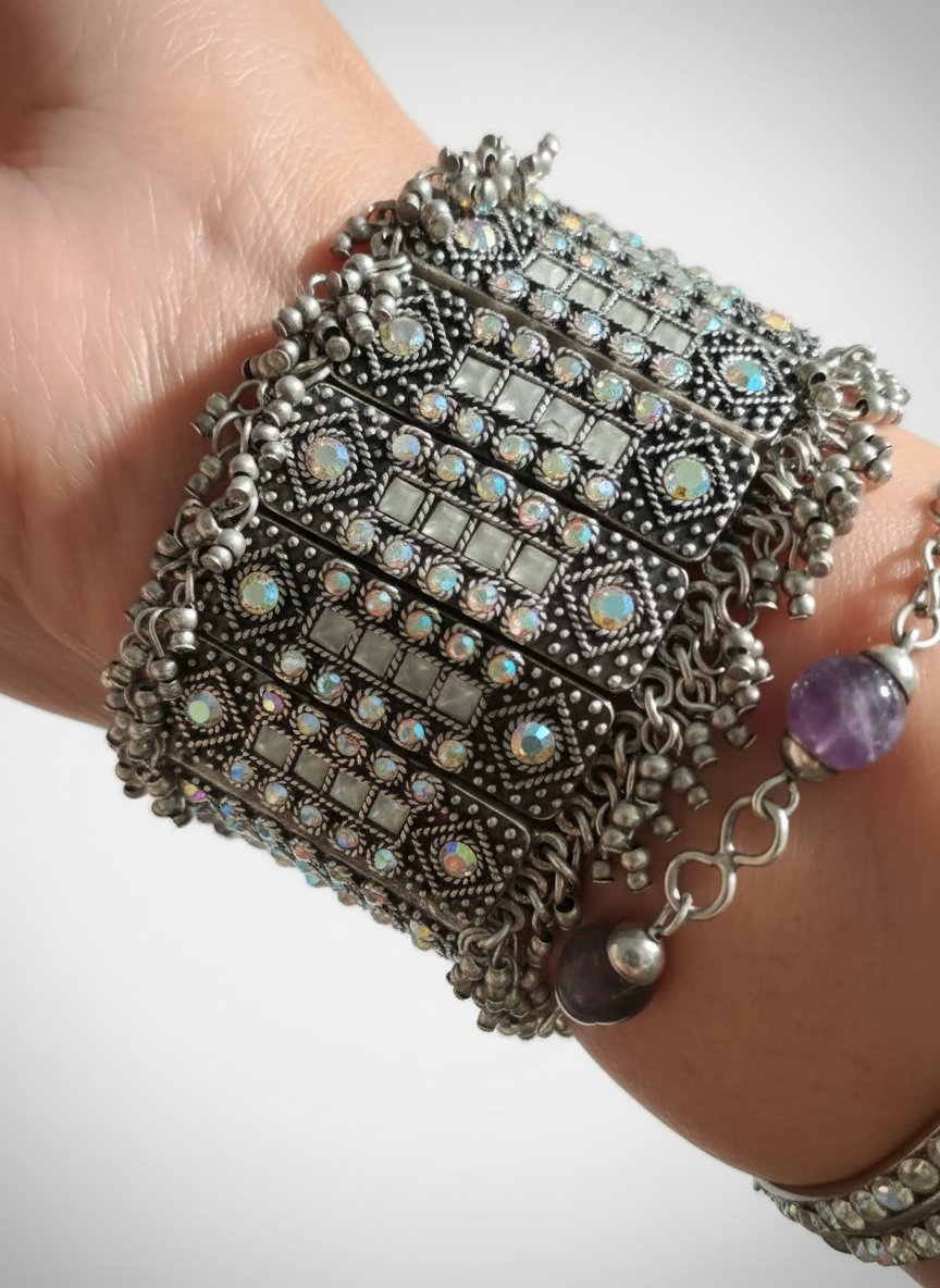 Très beau bracelet indoue en metal argenté avec petites boules en argent incrusté de cristaux 