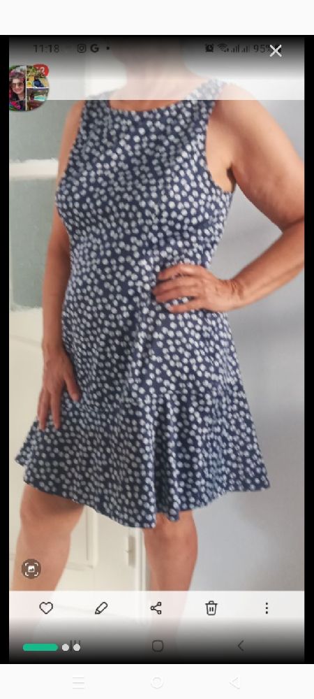 Robe Kensie evasée avec volant met le corp en valeur