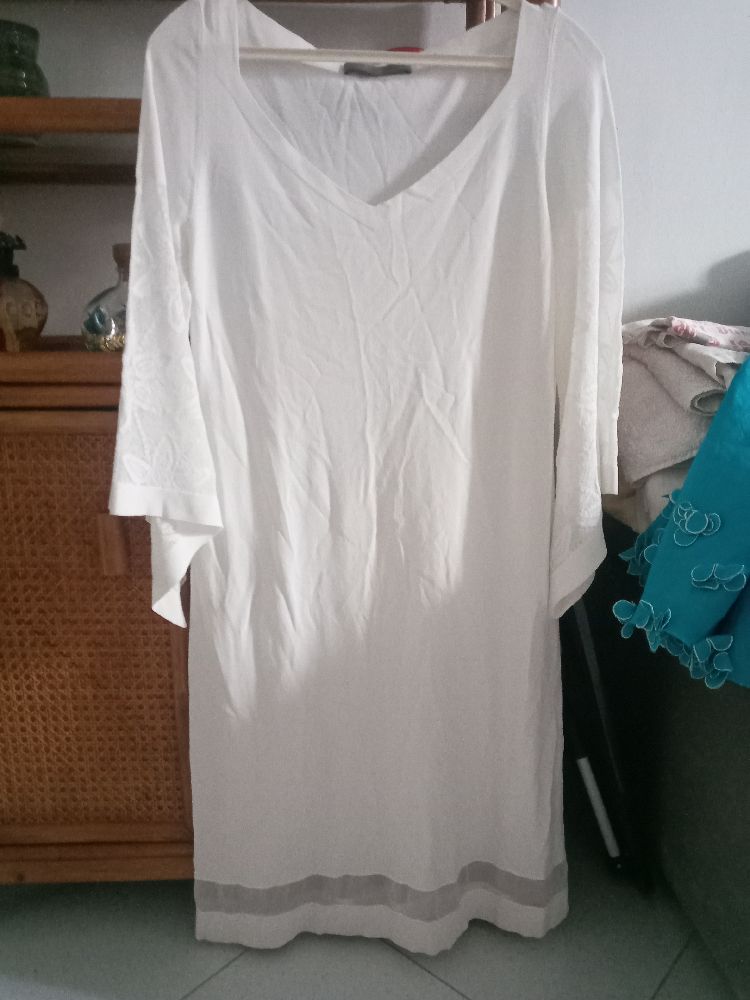 Magnifique robe sobre et belle avec des manches triangulaire en dentelle et une bande transparente sur le bas