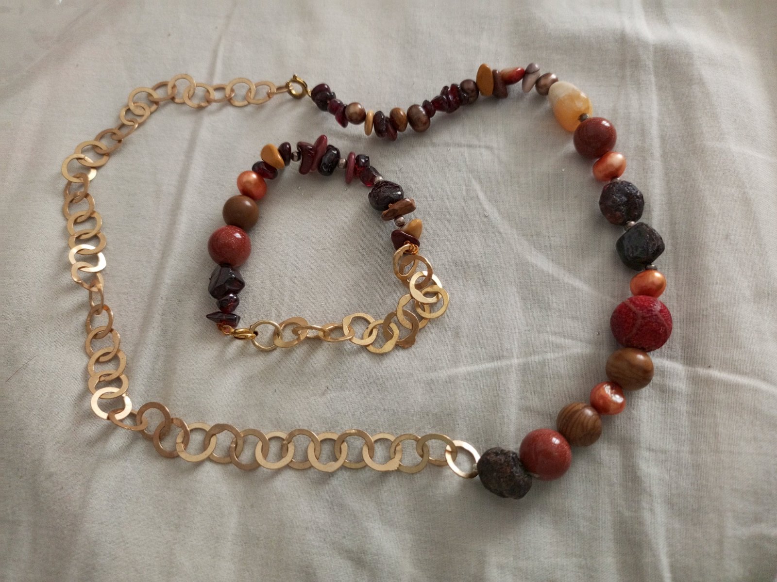 Pierres de larve ,perles d,eau,jaspe marron argent et et cuivre doré 