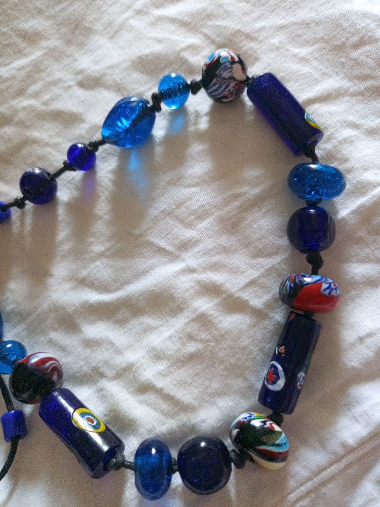 Collier cordon et perles en pâte de verre