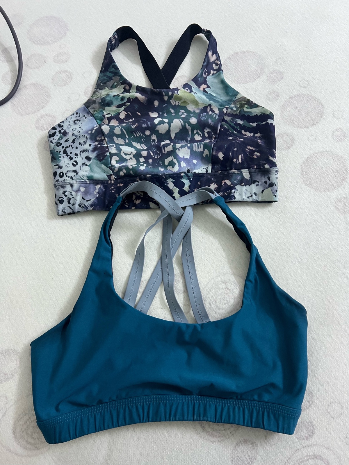 Deux brassieres