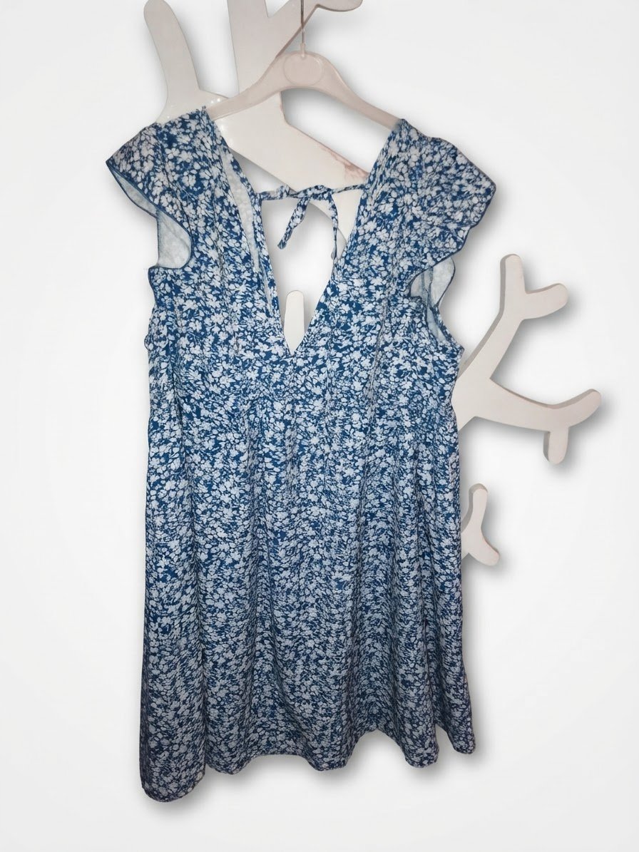 Robe bleu avec des fleurs blancs 