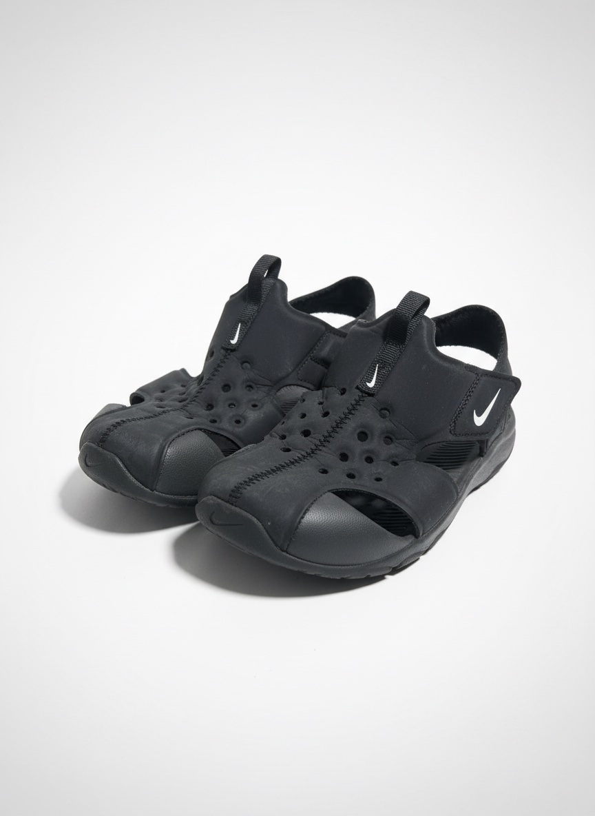 Ce sont des sandales enfant Nike Sunray Protect 2 noires avec une fermeture scratch pratique