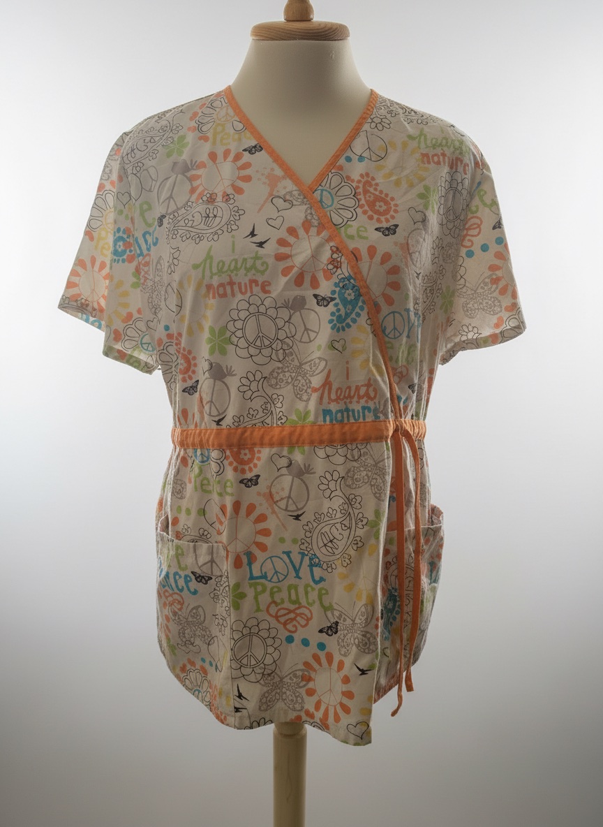 Cette blouse est un haut de pyjama médical de la marque Scrub HQ avec un motif "Peace Love Nature