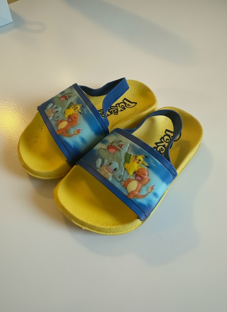 Ces sandales pour enfant de la marque Primark affichent un imprimé coloré représentant Pikachu
