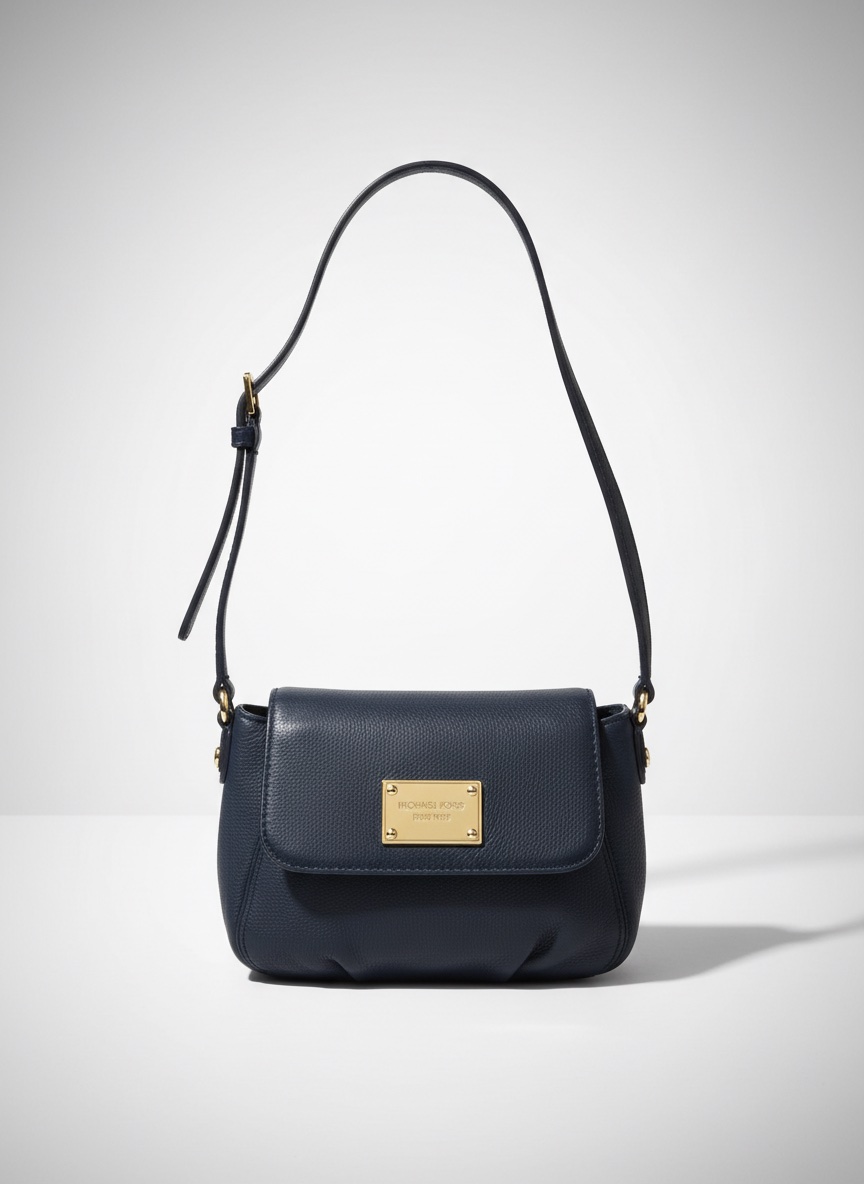 Ce sac est un sac à bandoulière Michael Kors en cuir bleu marine avec une plaque logo dorée