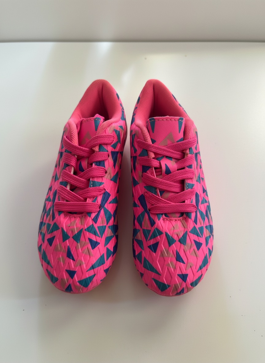 Ces chaussures de football DREAM PAIRS pour enfants arborent un motif géométrique rose vif et bleu roi.