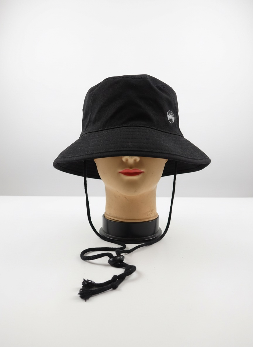 Ce chapeau est un bob imperméable  noir.