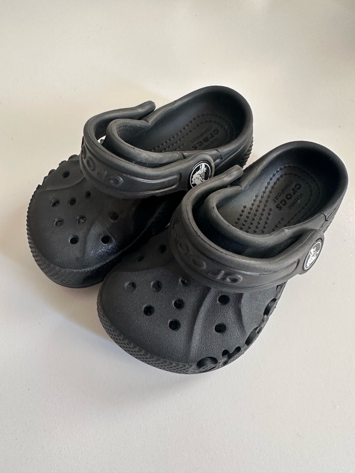 Ces sabots sont des Crocs Classic noirs pour enfants