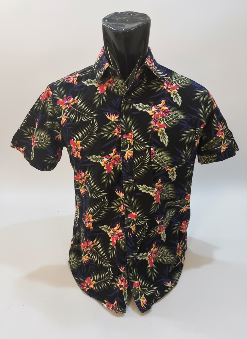 Cette chemise est une chemise décontractée à manches courtes de marque WXYZ avec un imprimé floral tropical noir