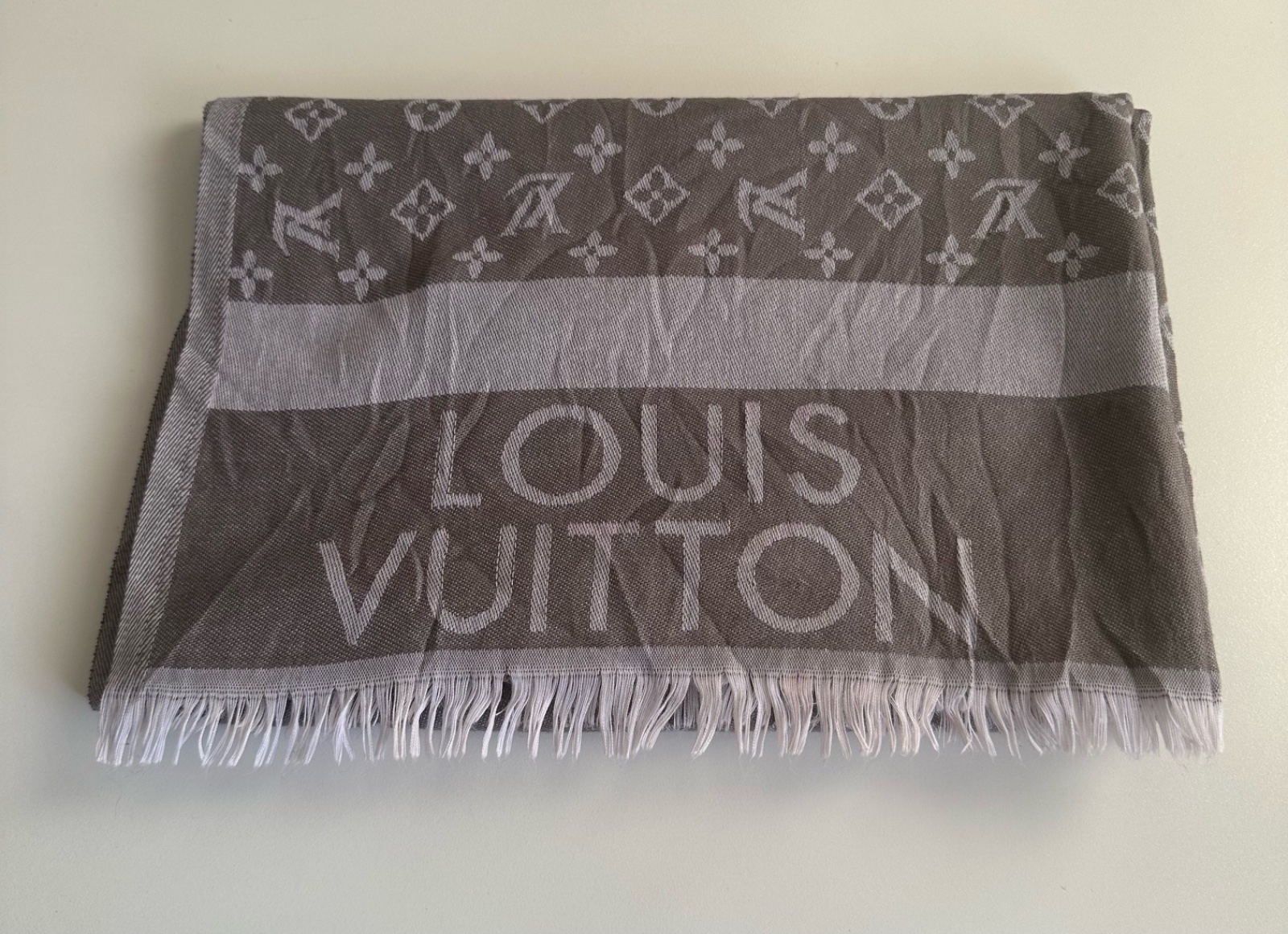 Cette écharpe Louis Vuitton Reykjavik en cachemire gris arbore un motif Monogram emblématique et une signature tissée