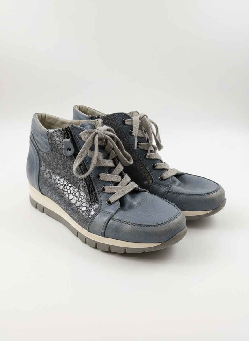 Ces baskets montantes bleues de marque Naturläufer présentent un design texturé argenté sur les côtés