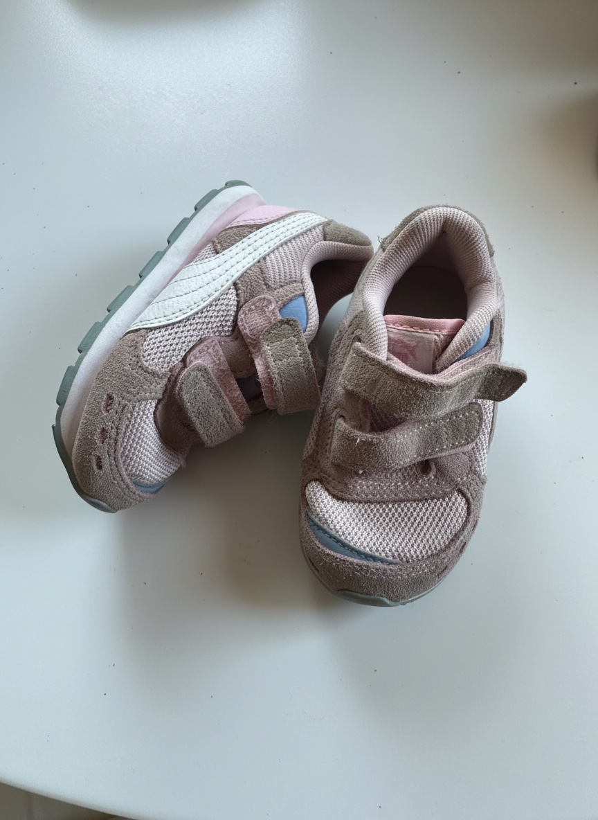 Ces baskets Puma Vista V Inf roses et blanches sont conçues en daim et maille pour enfants