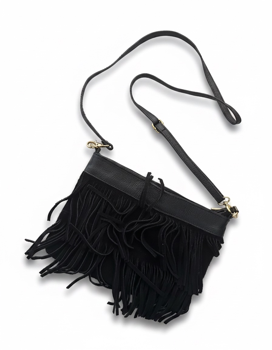 C'est un sac à bandoulière noir avec des franges et des détails dorés