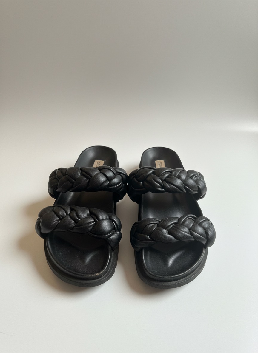 Ces sandales Steve Madden Hillary noires présentent des brides tressées caractéristiques et une semelle plateforme