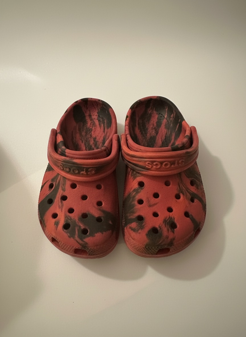 Ces sabots sont des Crocs Classic Marbled Clogs en coloris "Pepper/Black", arborant un motif marbré unique sur chaque chaussure