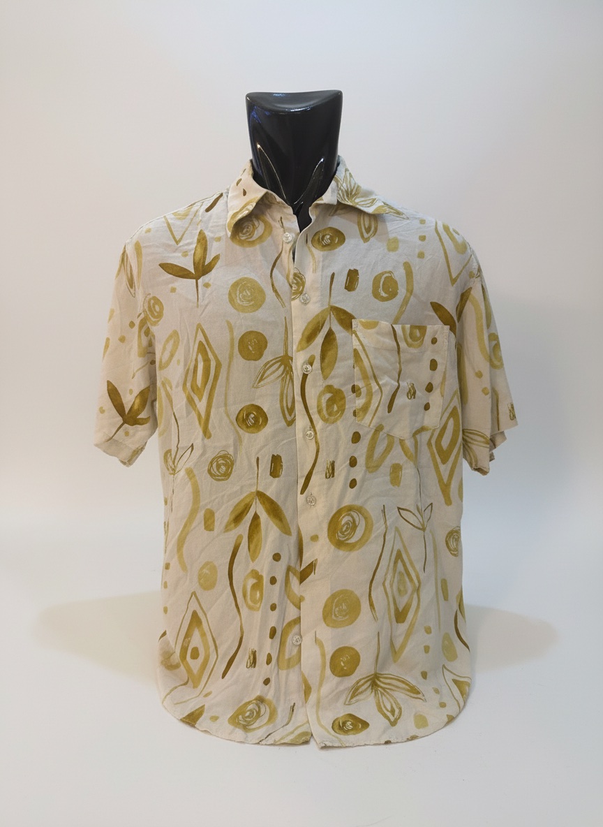 Cette chemisette FAGUO ocre au motif bandana s'inspire des icônes des années 90