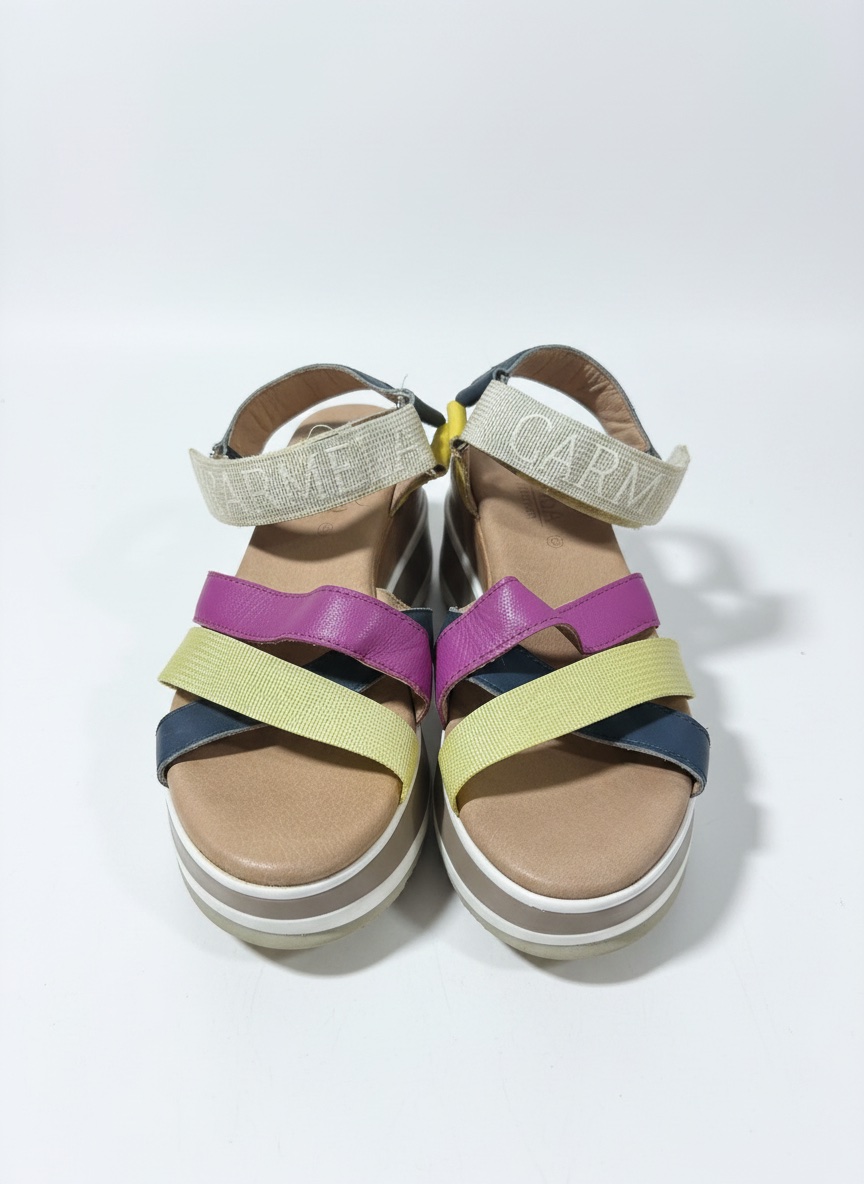 Ces sandales à plateforme Carmela, modèle 68471, se distinguent par leurs lanières colorées croisées et une bride cheville avec logo