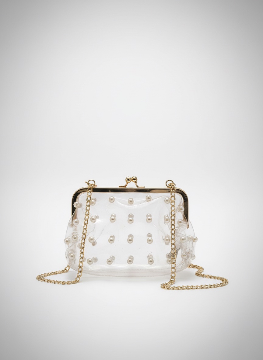 Ce sac à bondelier transparent en PVC avec perles et chaîne dorée est un accessoire de mode polyvalent