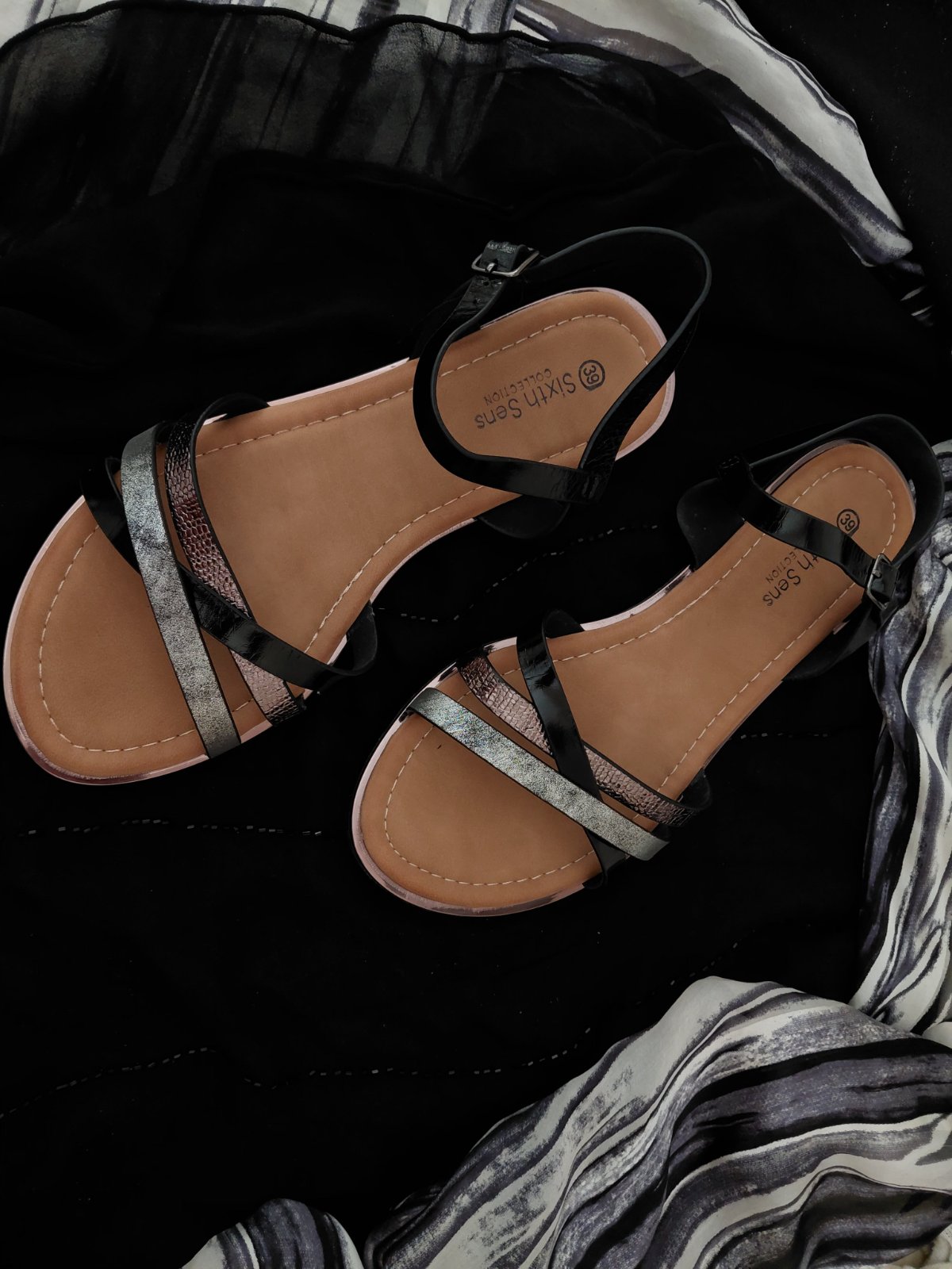 Sandales noires et argentées – neuves
