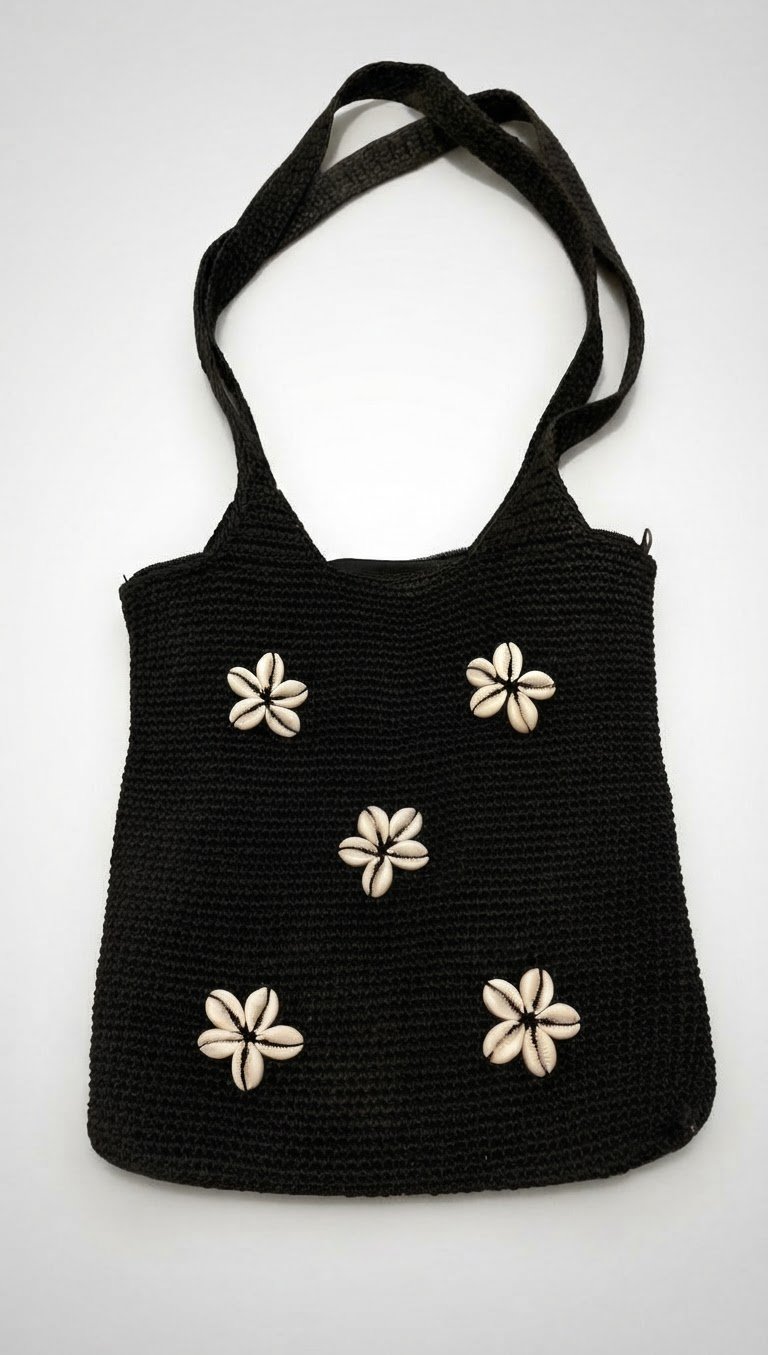 Sac noir crocheté avec fleurs en coquillages