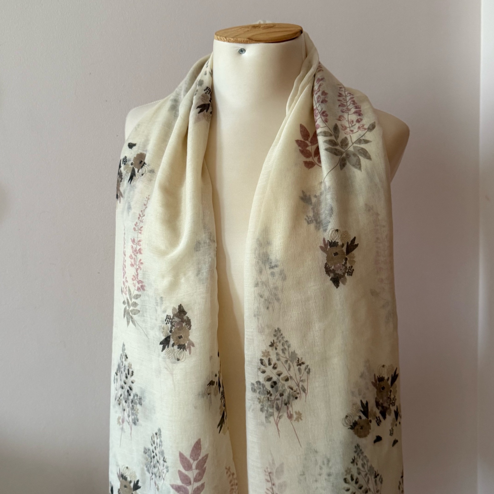 Écharpe blanc cassé avec motif floral