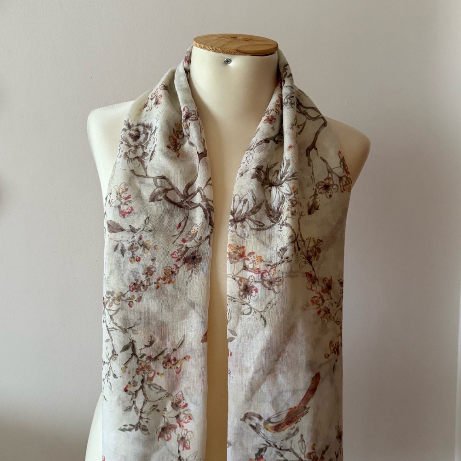 Écharpe blanc cassé avec motifs