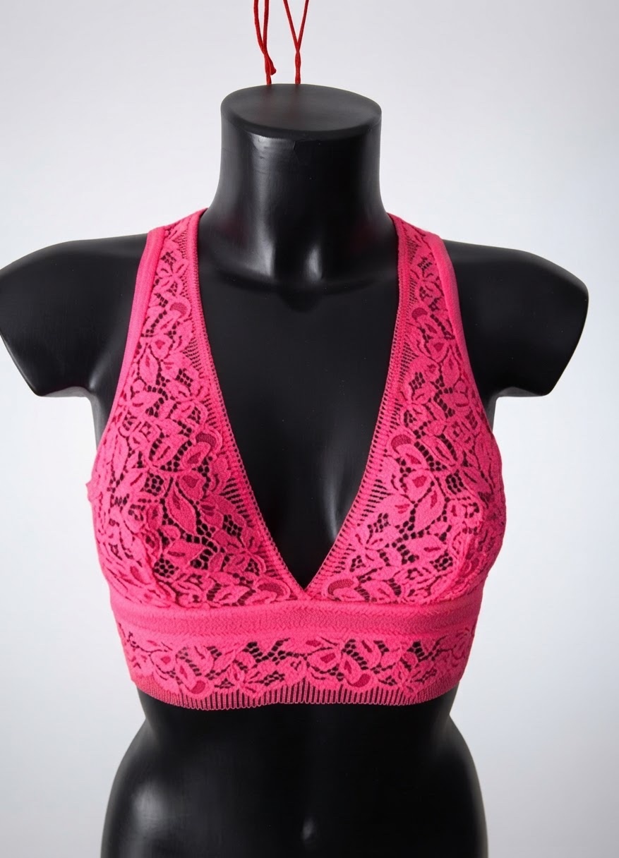 Cette brassière rose fluo en dentelle florale présente un décolleté plongeant et une coupe dos nageur caractéristique