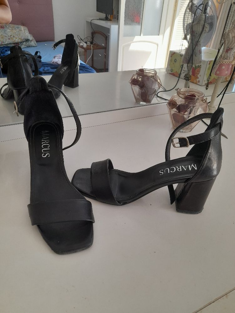Sandales à talons noires