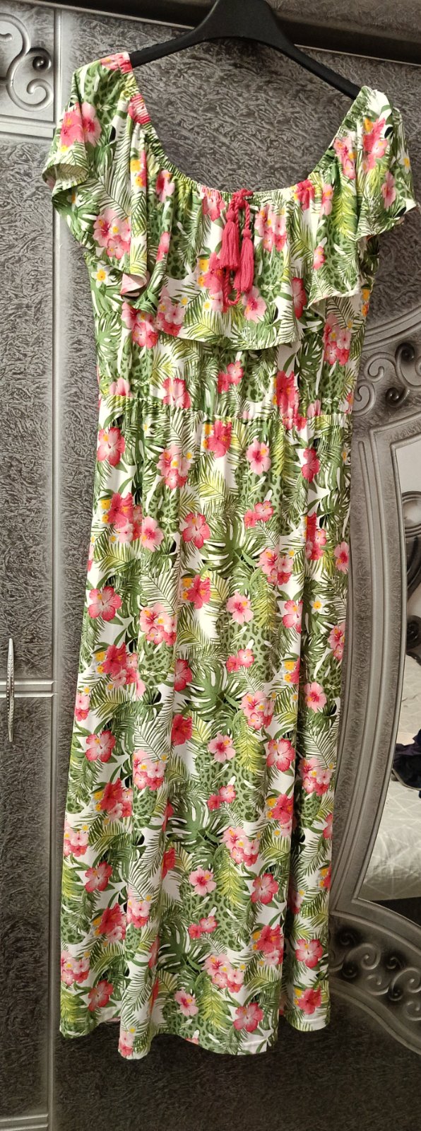 Manifique robe fleurie taille 44🤍🩷💚