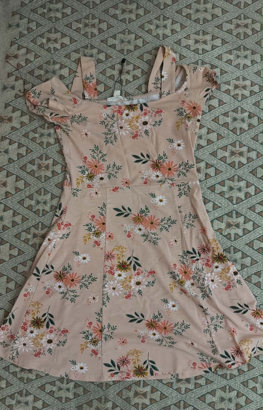 Robe patineuse fleurie à épaules dénudées