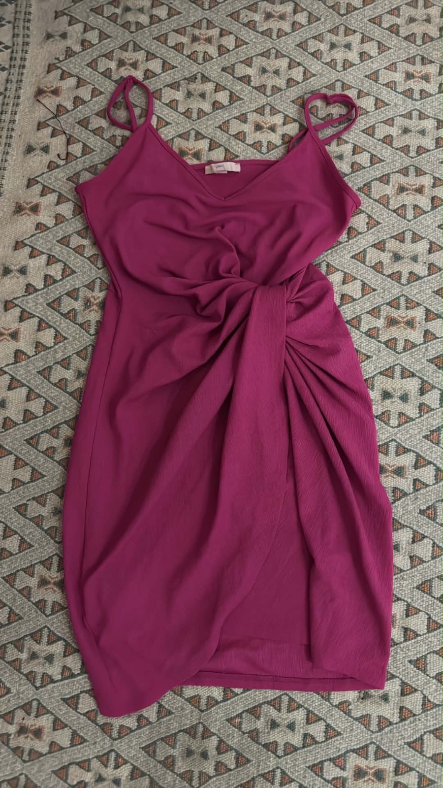 Robe moulante drapée fuchsia / rose vif à bretelles