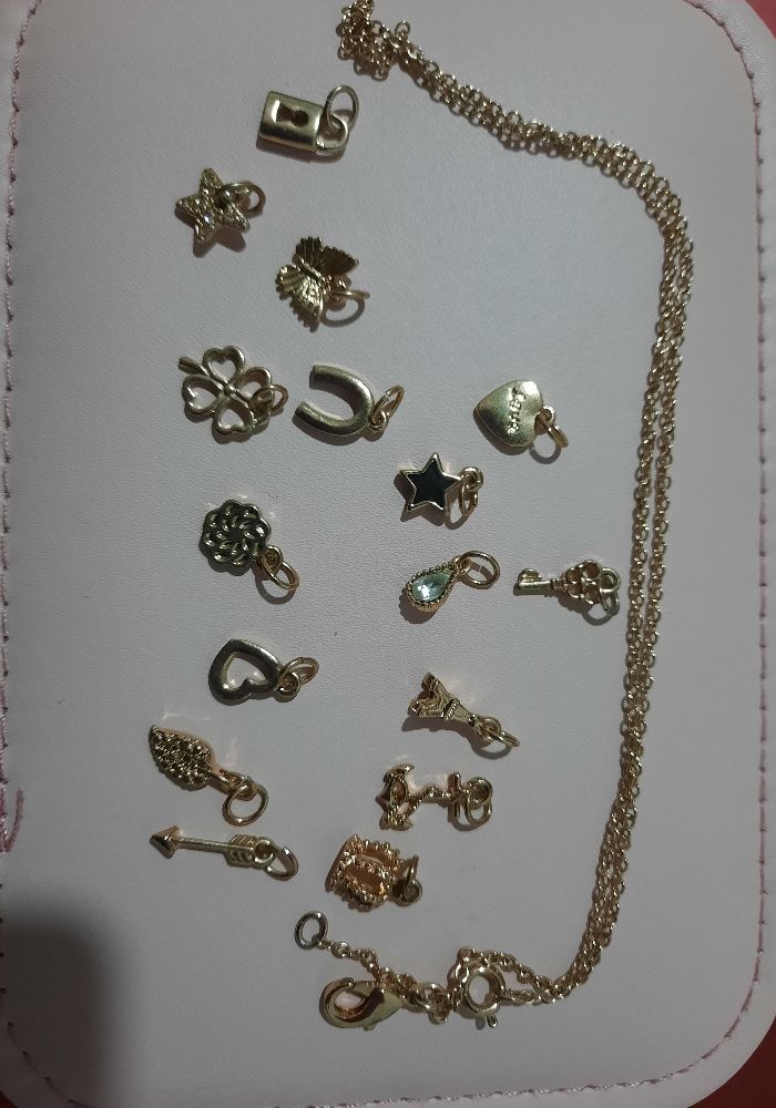 Collier avec 16 charmes