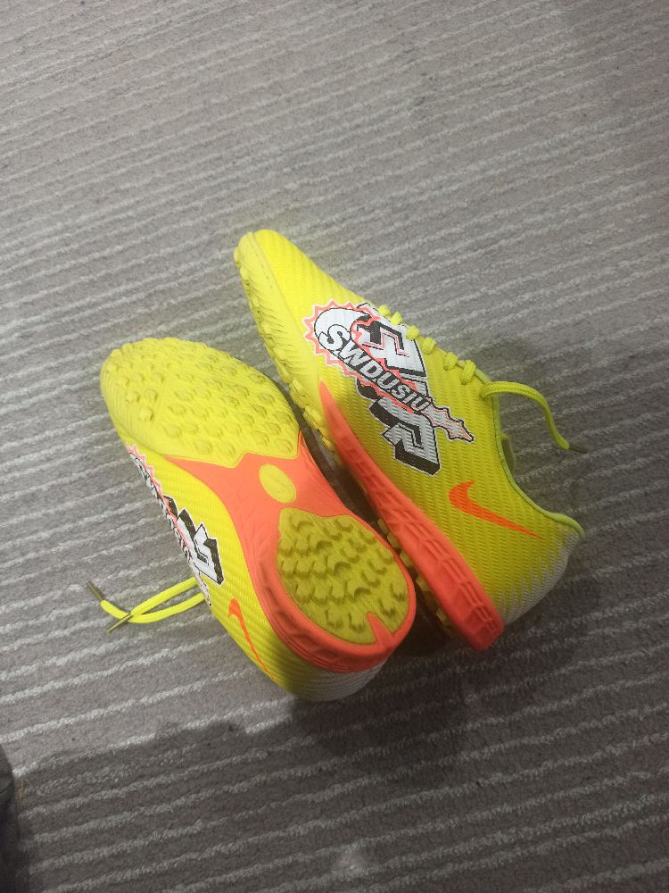  demi crampon jaune de kilian mbappe