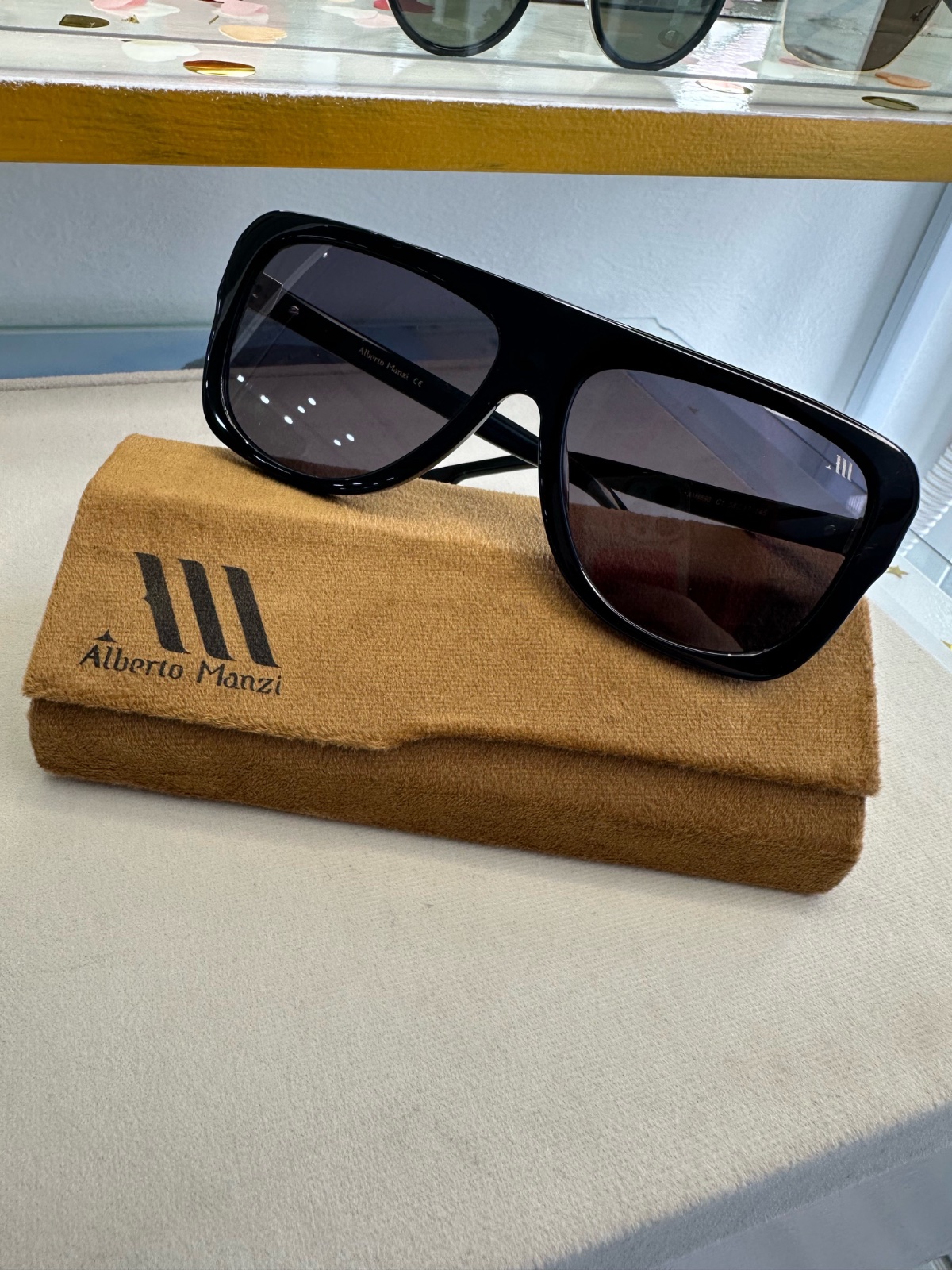 Lunettes Solaires Alberto Manzi Grande Taille – Noir Élégant & Détail Doré Chic