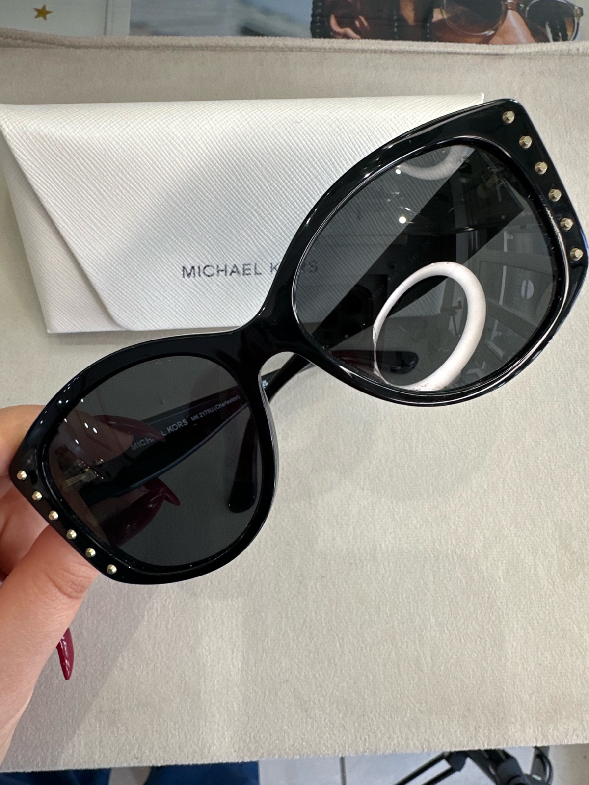Lunettes Solaires Femme Noires Michael Kors – Élégance Intemporelle