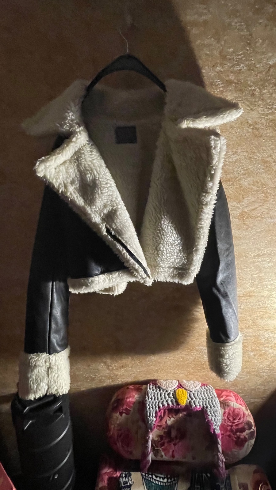 Veste en cuir noir avec col et intérieur en fourrure blanc cassé 🤍🎞️