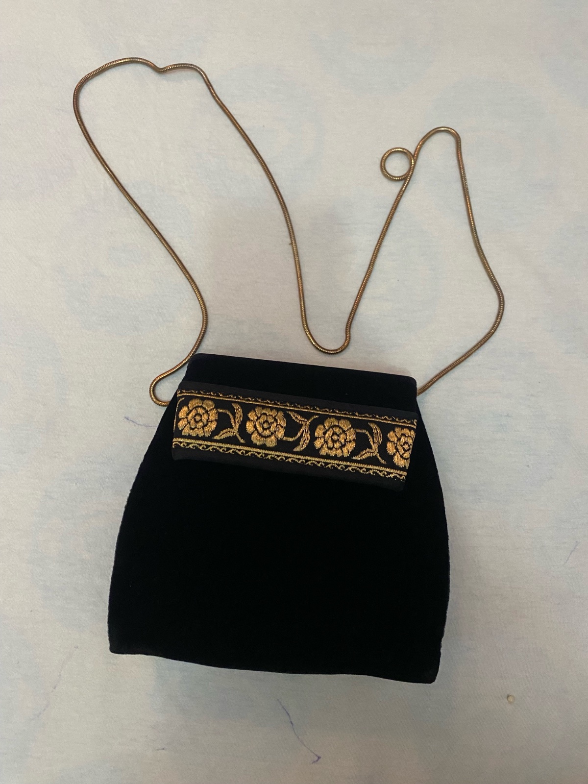 Broderie en velours posheTte