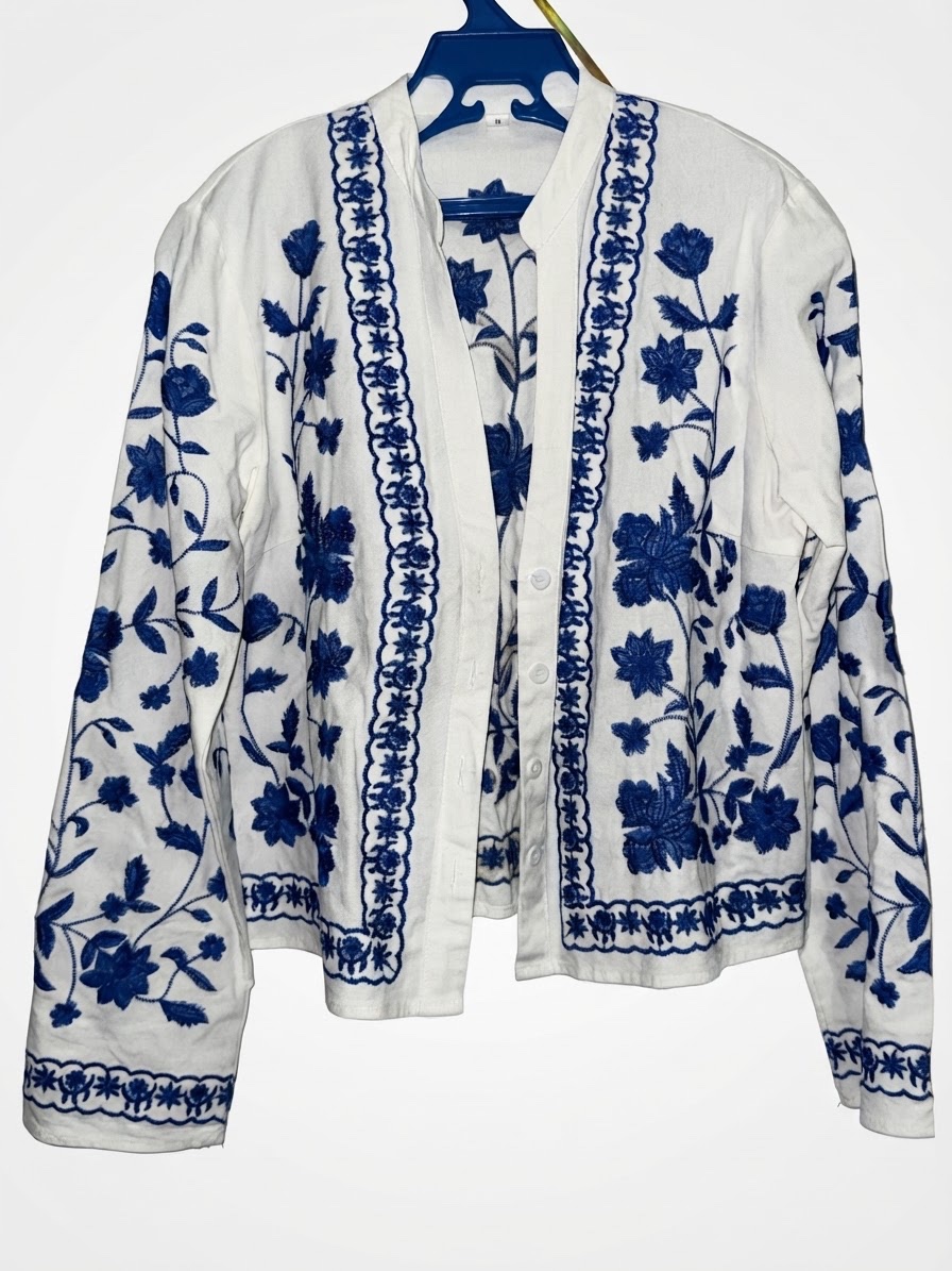 Veste blanche brodée de fleurs bleu
